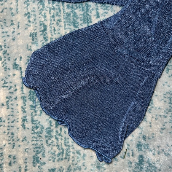 BLUE MESH CROP TOP WITH BELLE SLEEVS AND SILVER HEART CHAIN - Picture 3 of 4